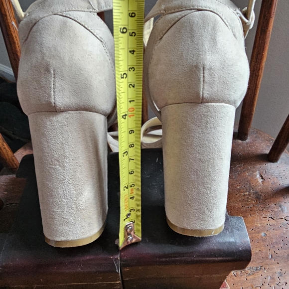 Elegant Cream Platform Sandals Sz 9 - Picture 3 of 8